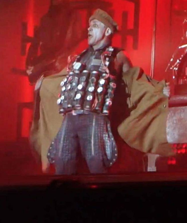 Foto: Till Lindemann, vocalista de Rammstein, al final del 'Zerstören'.