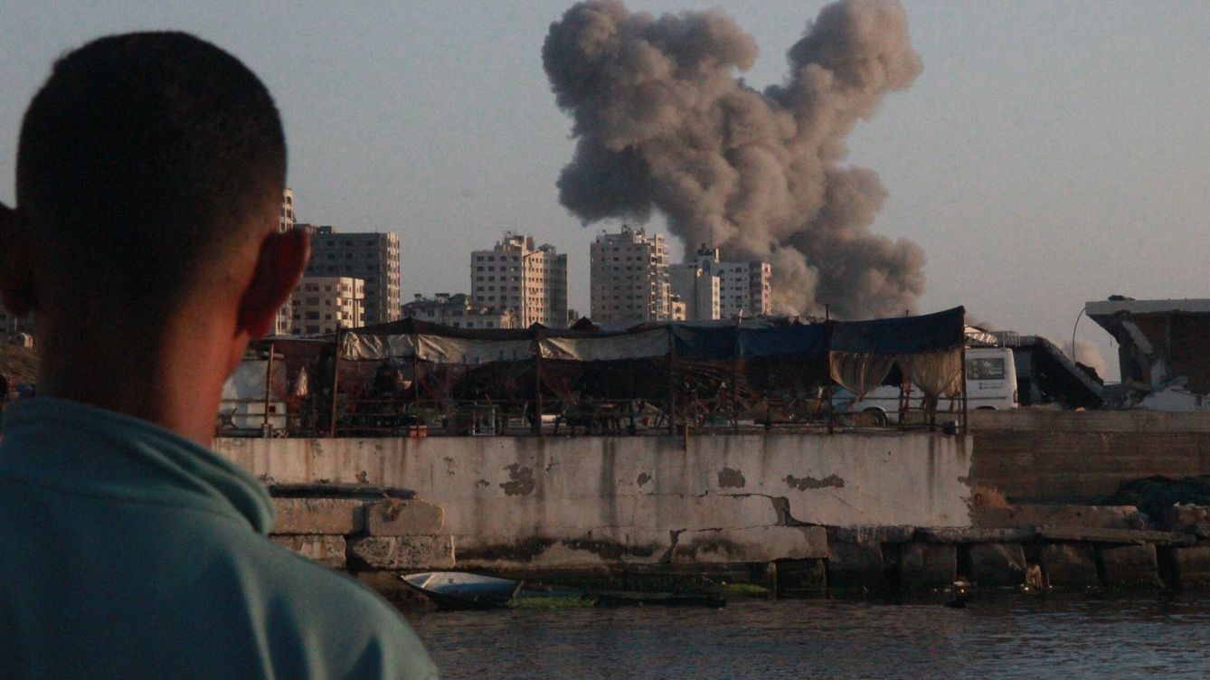 Foto: Un joven observando una columna de humo tras los ataques israelíes.  (Zuma Press/Wire/DPA/Hadi Daoud)