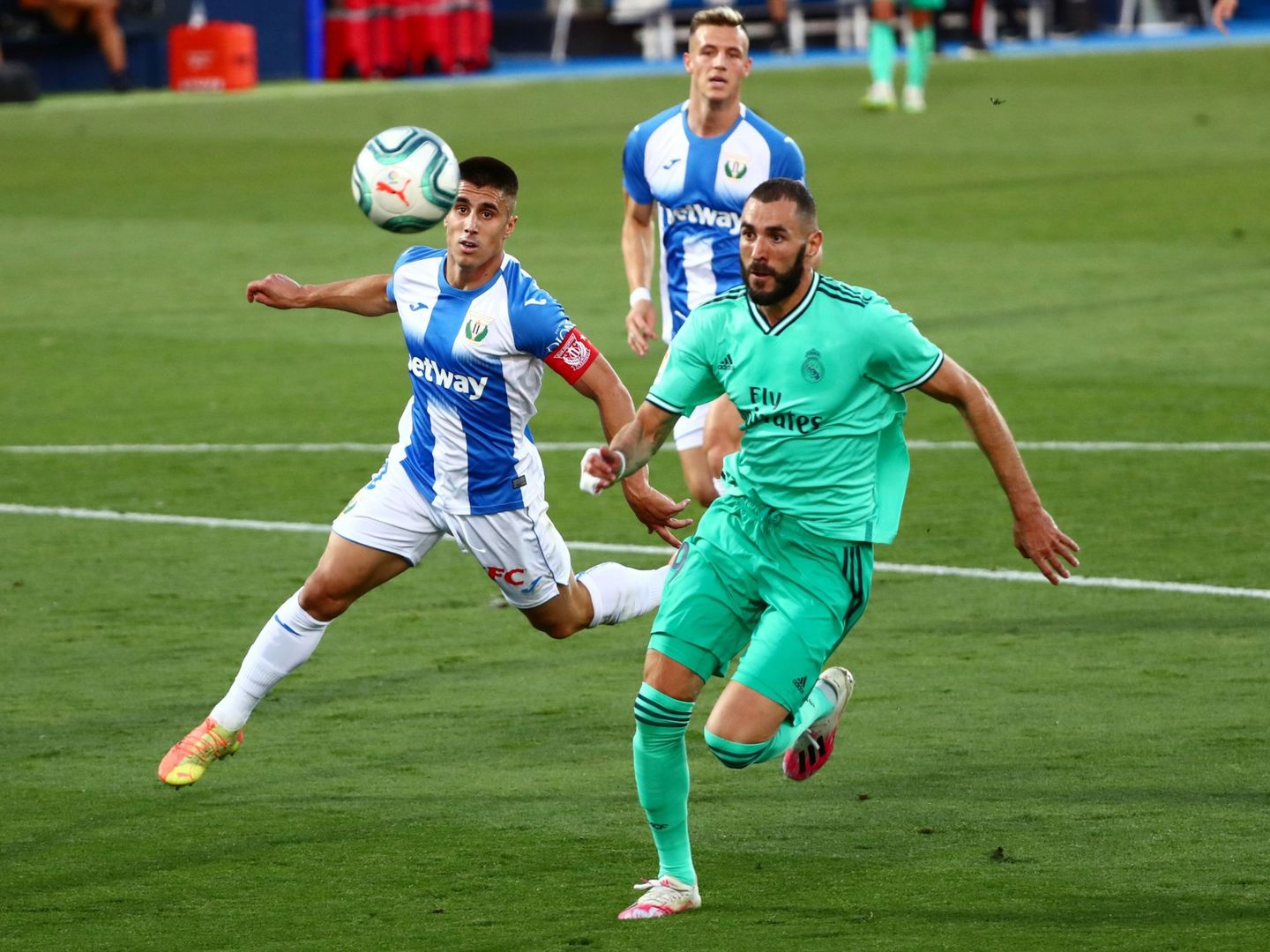Unai Bustinza persigue a Benzema en el partido entre el Leganés y el Real Madrid. (Efe)