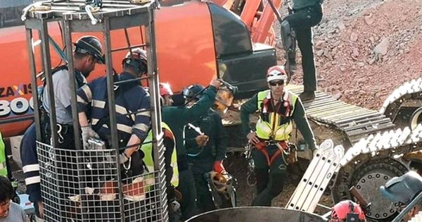 Foto: Dos mineros se introducen en la cápsula diseñada para el rescate de Julen. (EFE)