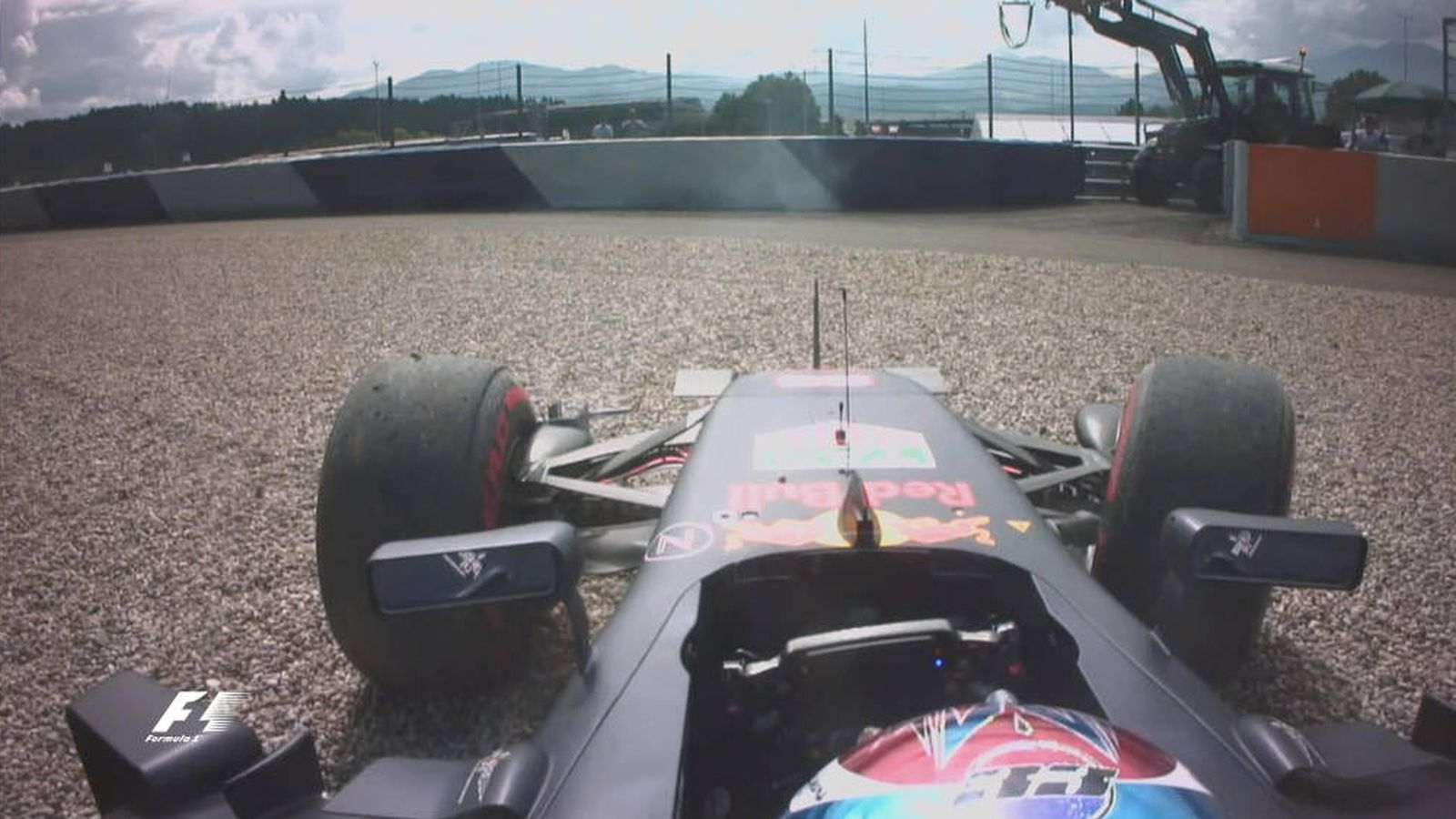 Foto: Max Verstappen atrapado en la grava tras romper la suspensión de su Red Bull.