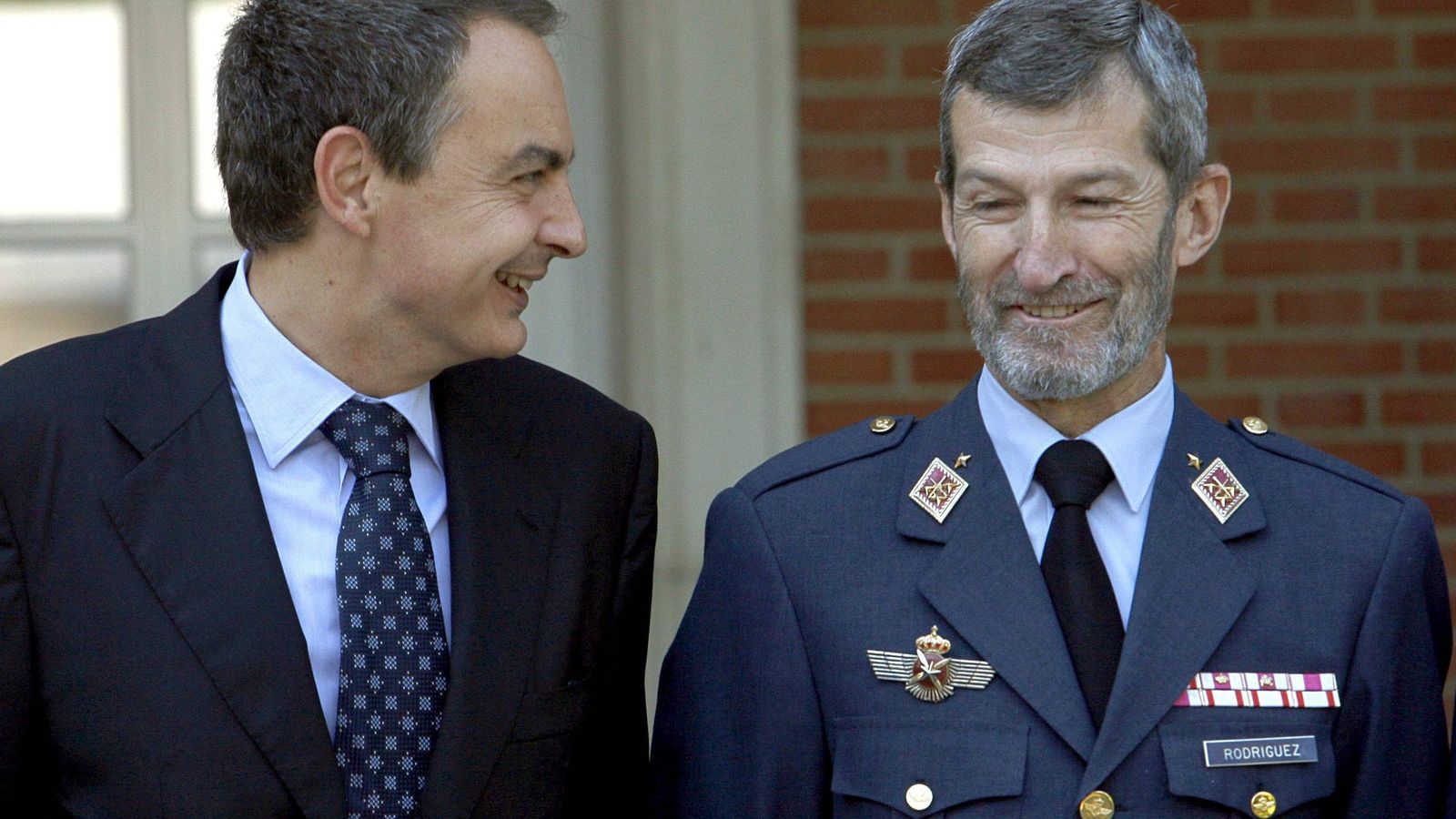 Foto: El presidente del Gobierno, José Luis Rodríguez Zapatero, charla con el teniente general del Ejército del Aire José Julio Rodríguez Fernández. (Efe)