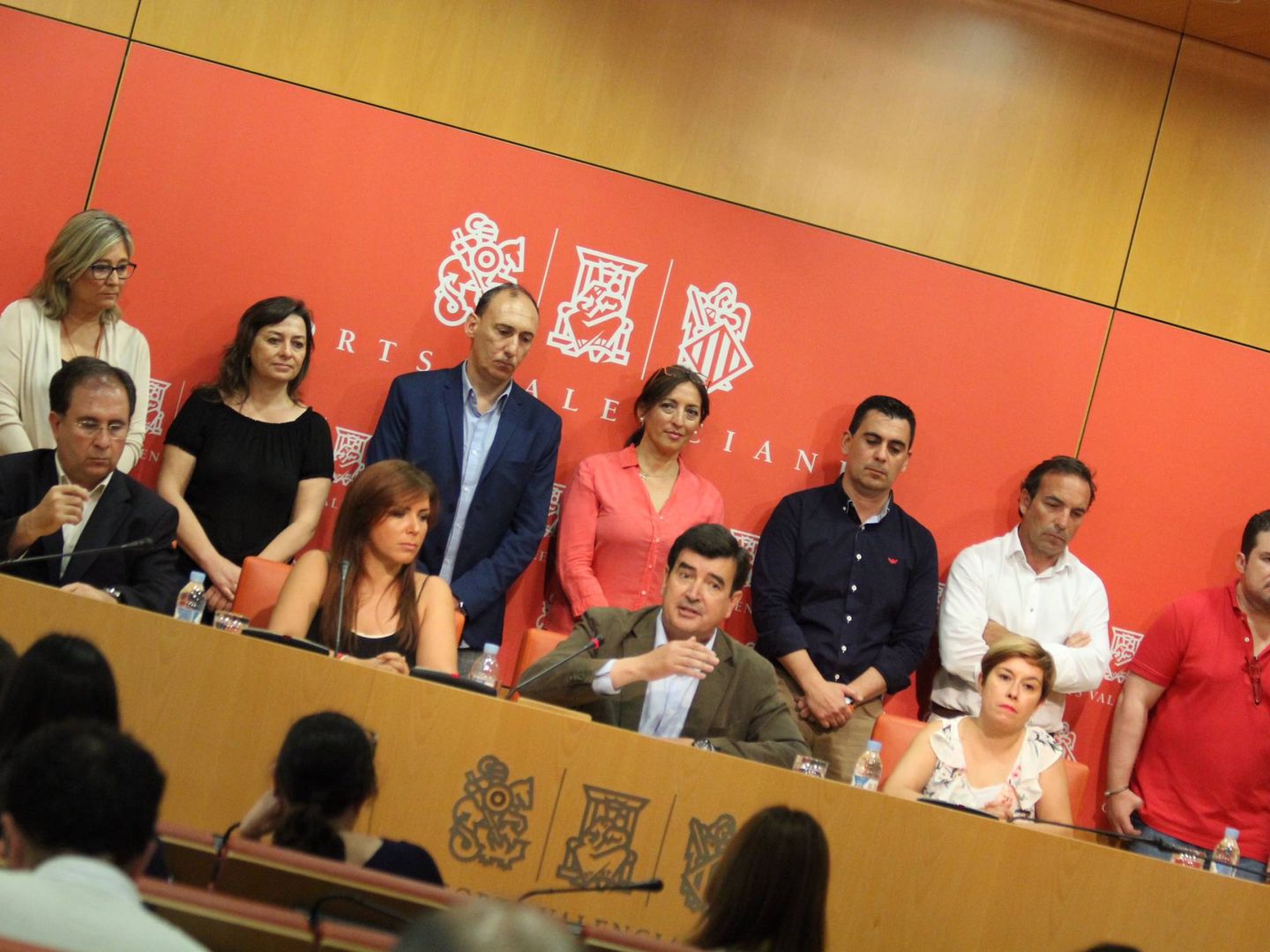 Fernando Giner (c) y Mari Carmen Sánchez, a su izquierda, rodeados de diputados de Ciudadanos, en la comparecencia de respuesta a la fuga de Alexis Marí en junio del año pasado. (Cs)