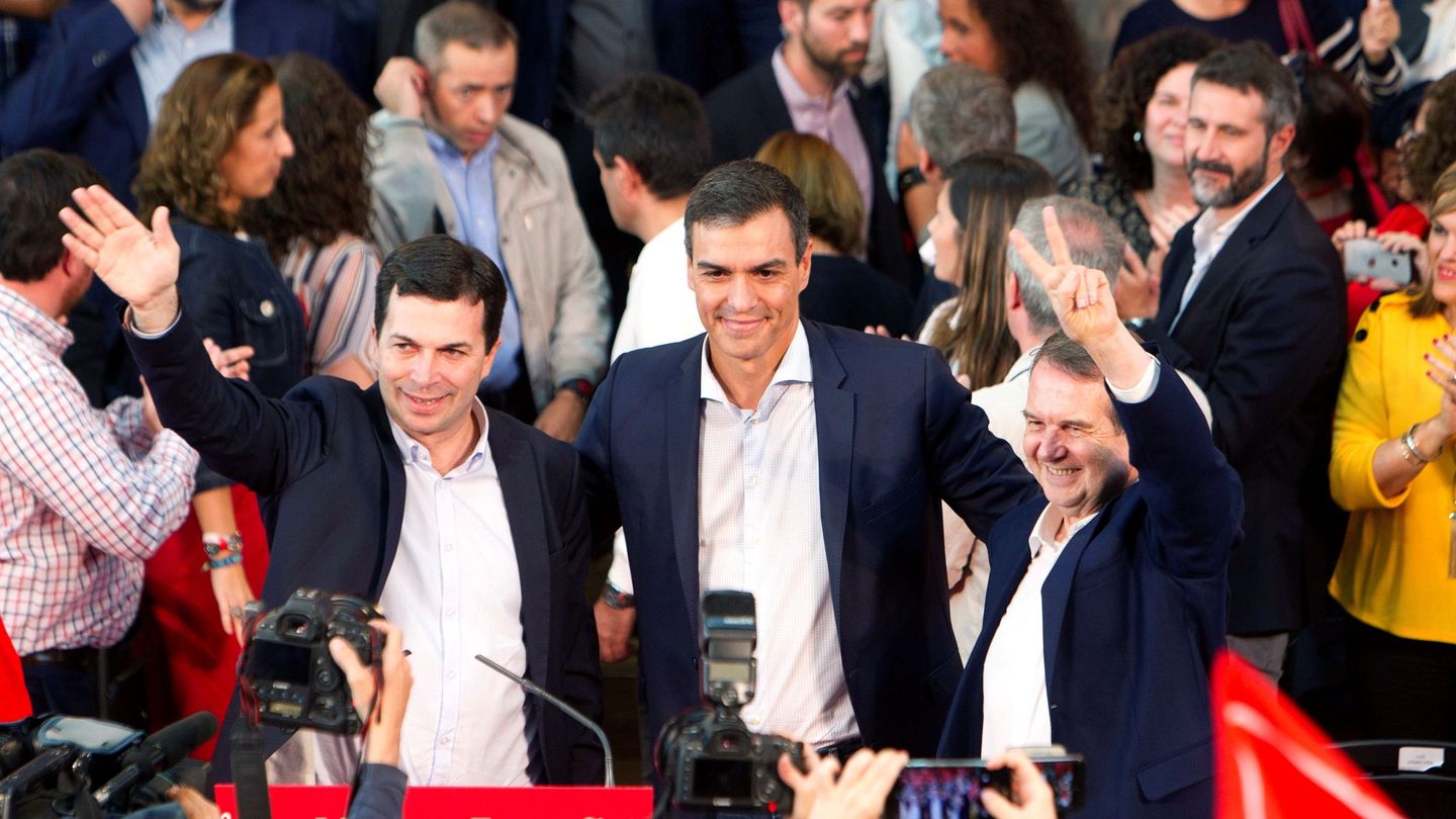 Pedro Sánchez, con el alcalde de Vigo, Abel Caballero, y el secretario general de los socialistas gallegos, Gonzalo Caballero, este 5 de octubre en la ciudad pontevedresa. (EFE)