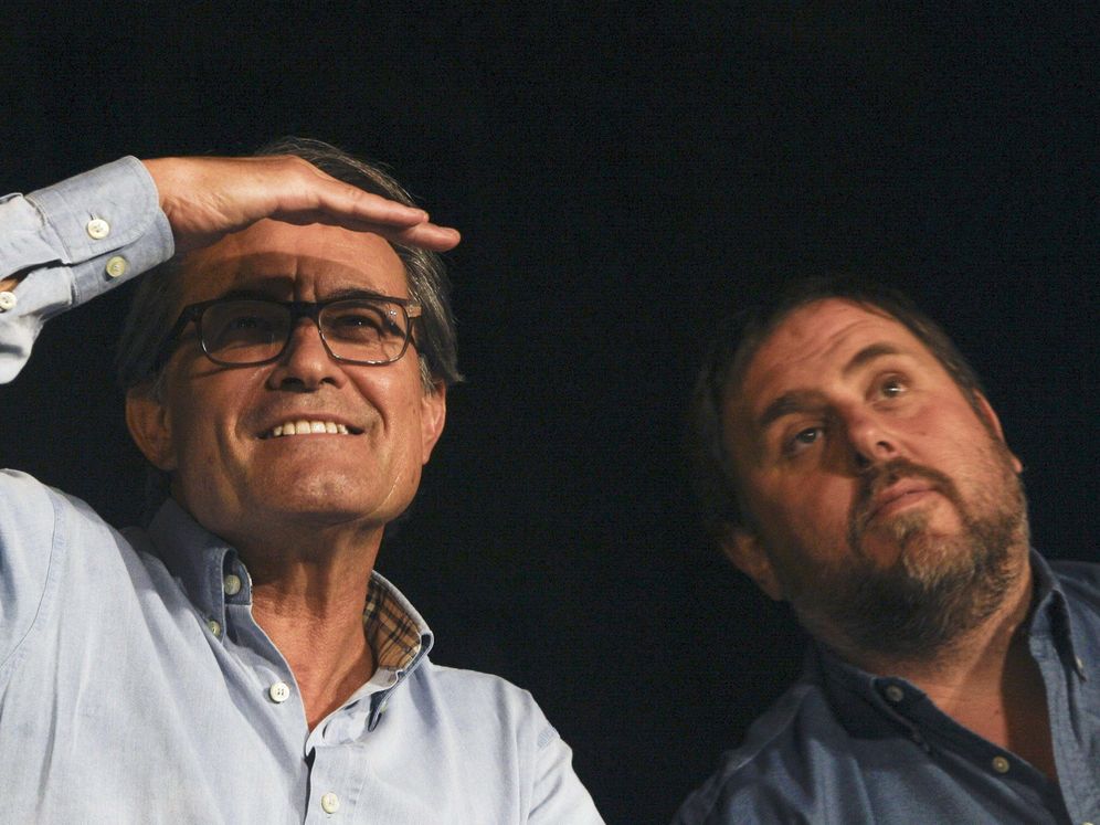Foto: Artur Mas y Oriol Junqueras, en el mitin de Junts pel Sí de Manresa del 18 de septiembre de 2015 en el que se produjo el reparto del dinero. (EFE)