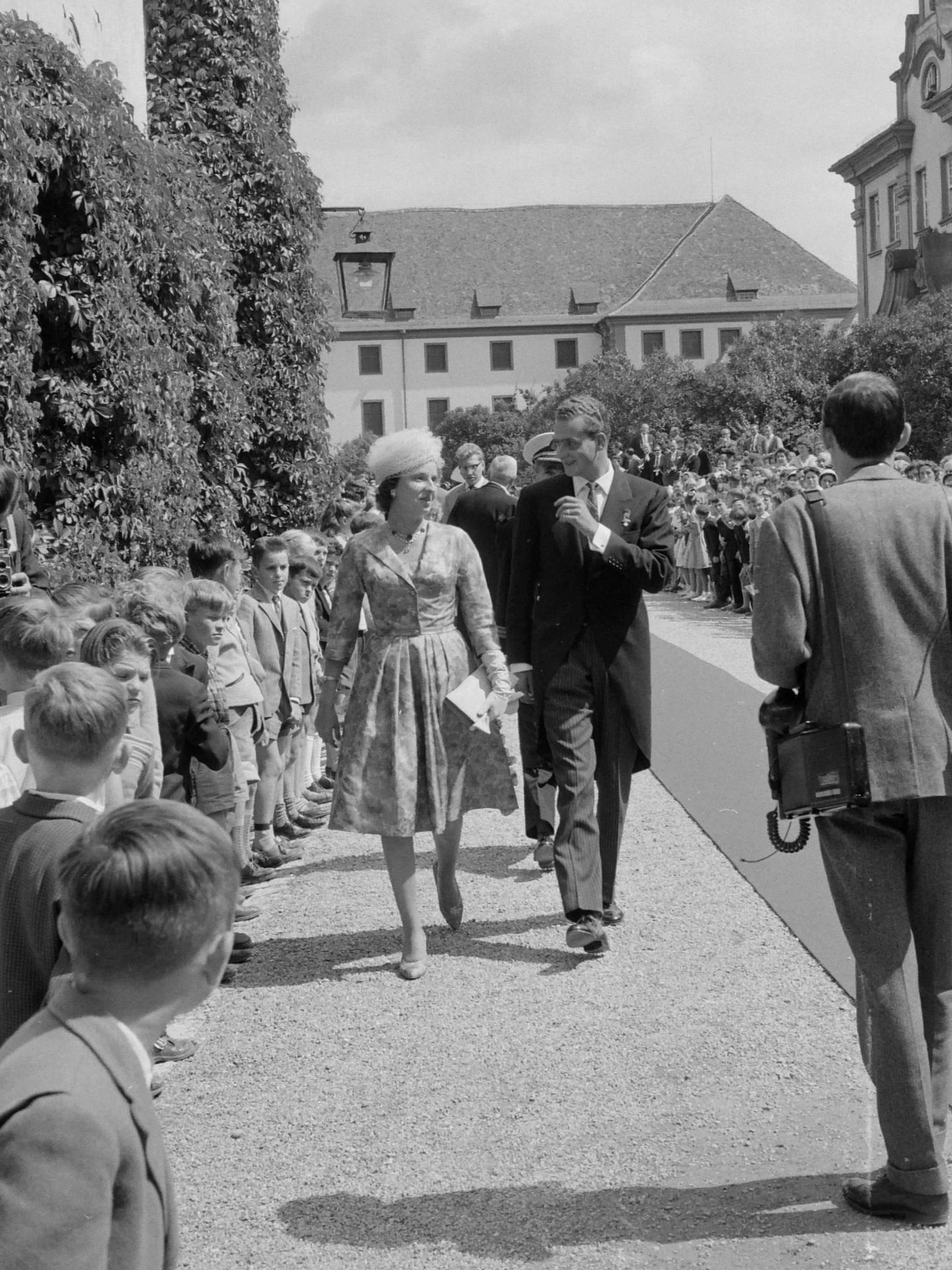 Don Juan Carlos y doña Pilar en la boda de Diana de Francia, en 1960. (Cordon Press)