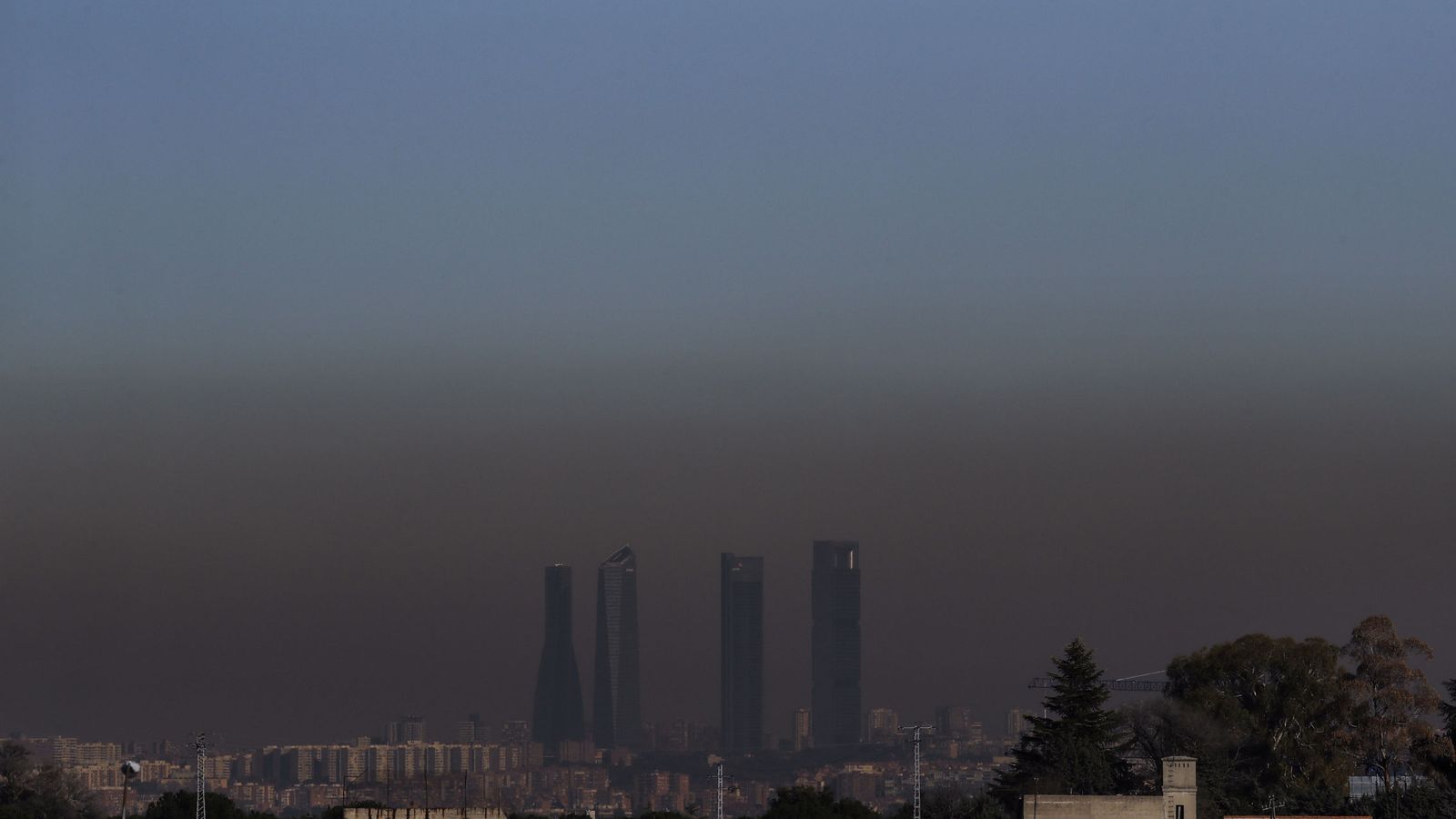 Foto: Vista de las cuatro torres de Madrid con la boina de contaminación. (EFE)