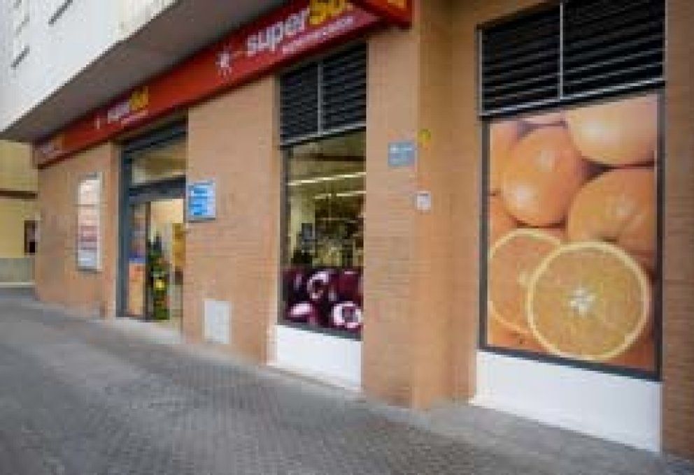 Foto: Permira entrega la cadena de supermercados Dinosol a los bancos acreedores