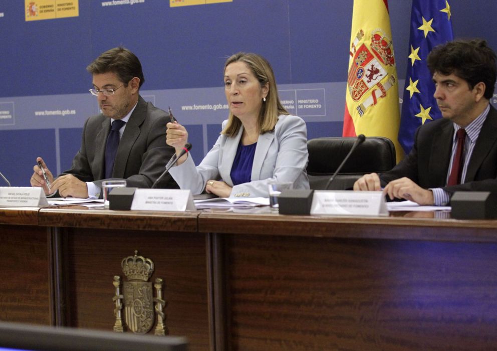 Foto: La ministra de Fomento, Ana Pastor, durante la rueda de prensa ofrecida esta tarde en Madrid, en la que han presentado los presupuestos. (EFE)