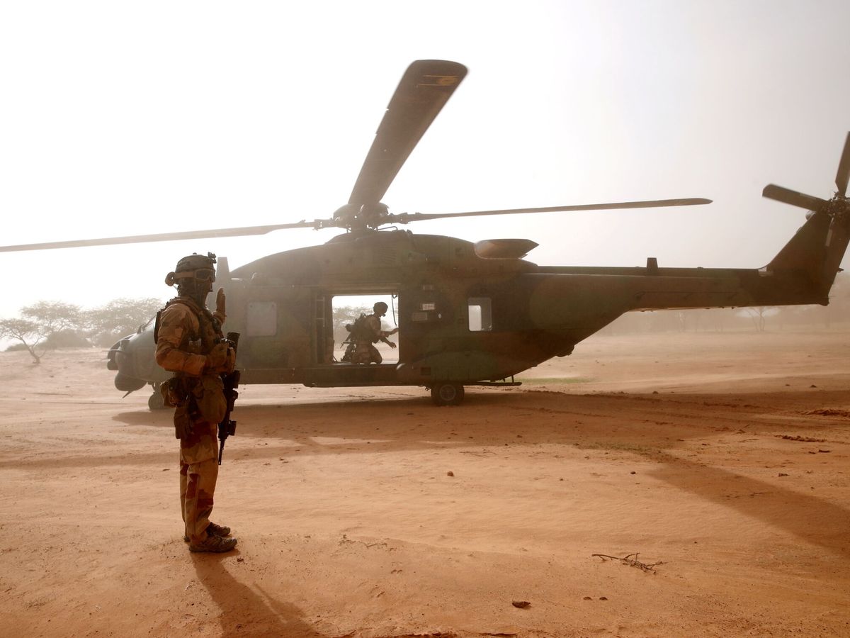 Foto: Un soldado francés espera frente a un helicóptero en Ndaki, Mali. (Reuters)