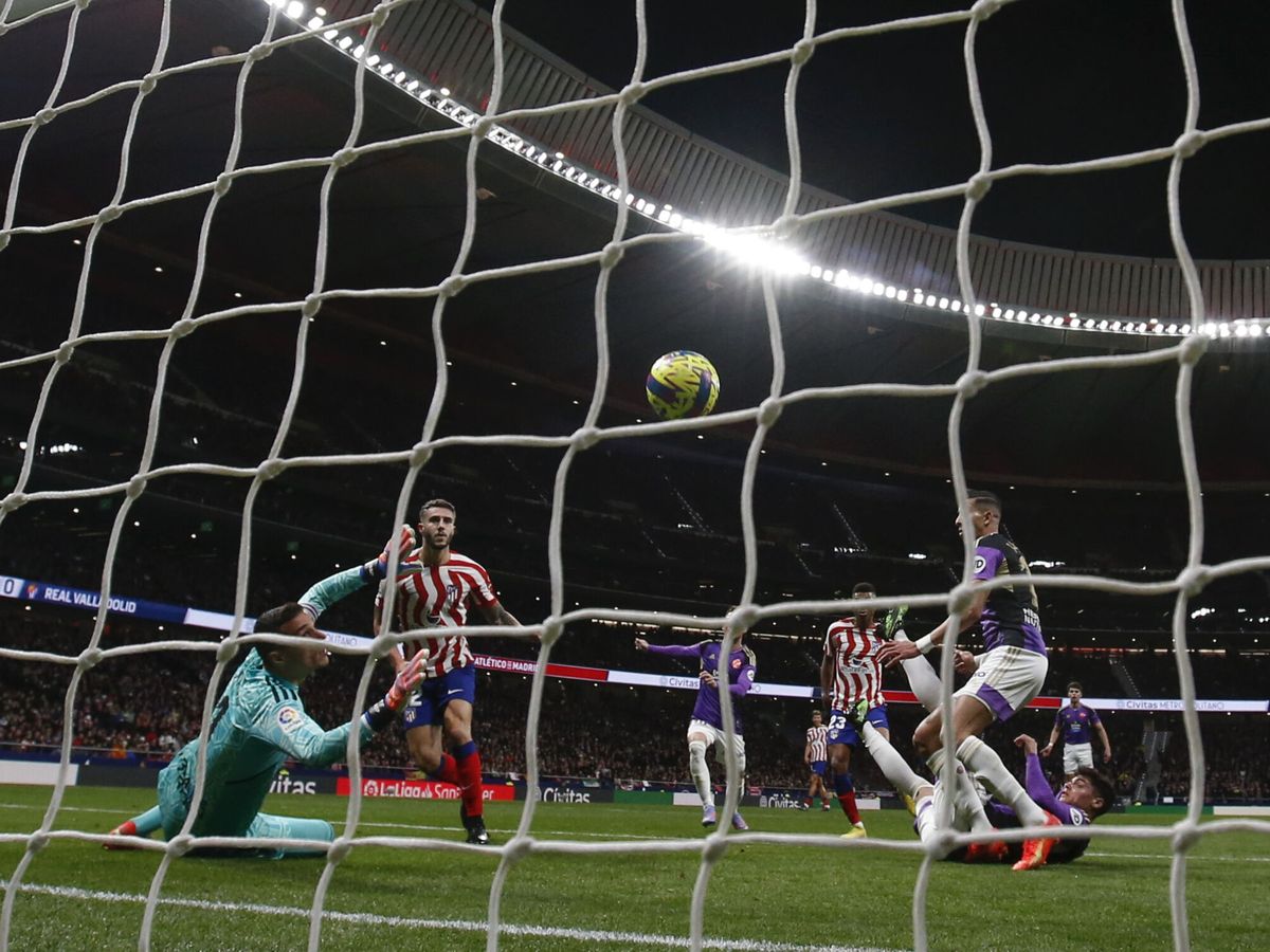 Foto: El defensa del Atlético de Madrid Mario Hermoso (2-i) marca el tercer gol ante el Valladolid. (EFE/Mariscal)