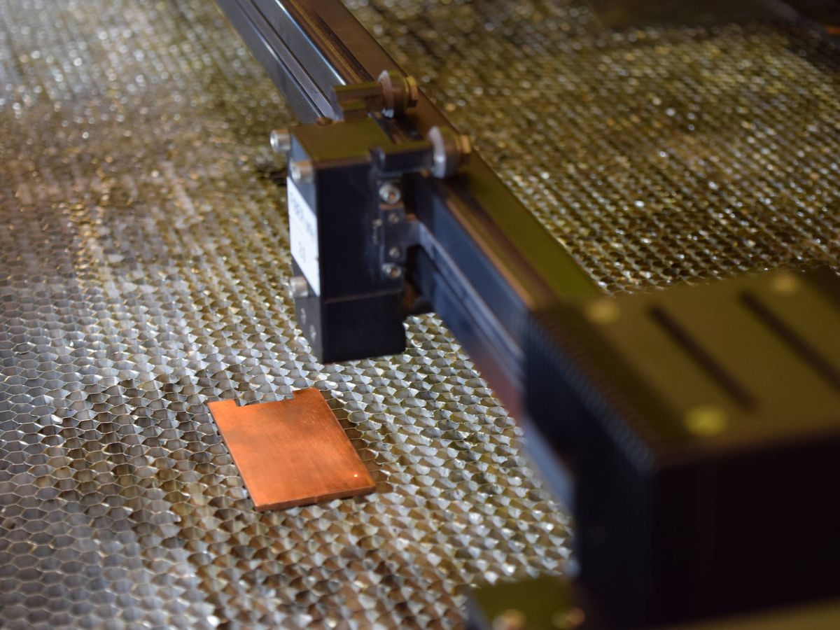 Foto: Un láser se prepara para texturizar la superficie del cobre. Foto: Purdue University photo/Kayla Wiles