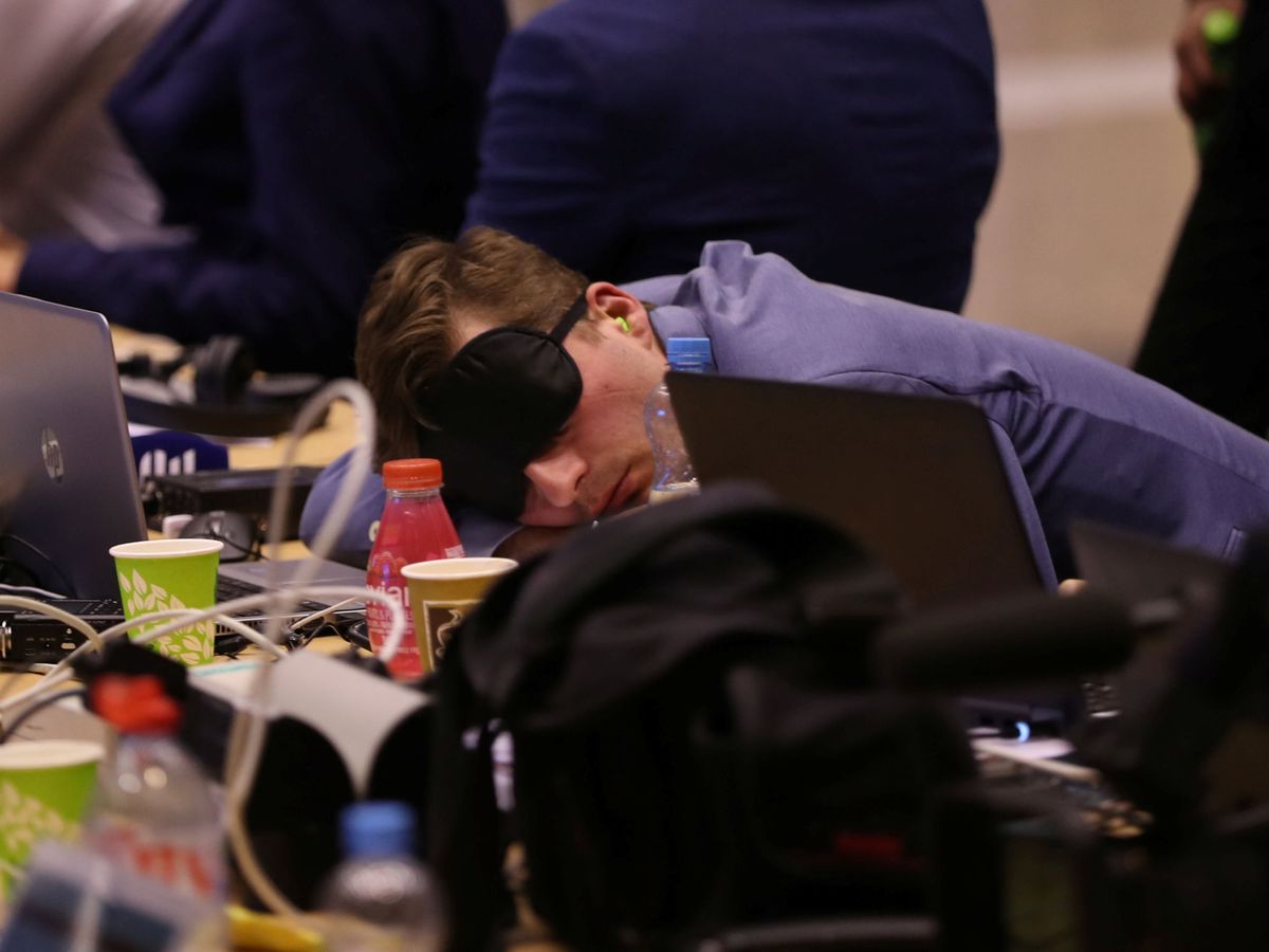 Foto: Un corresponsal duerme durante una cumbre en julio de 2019. (Reuters)