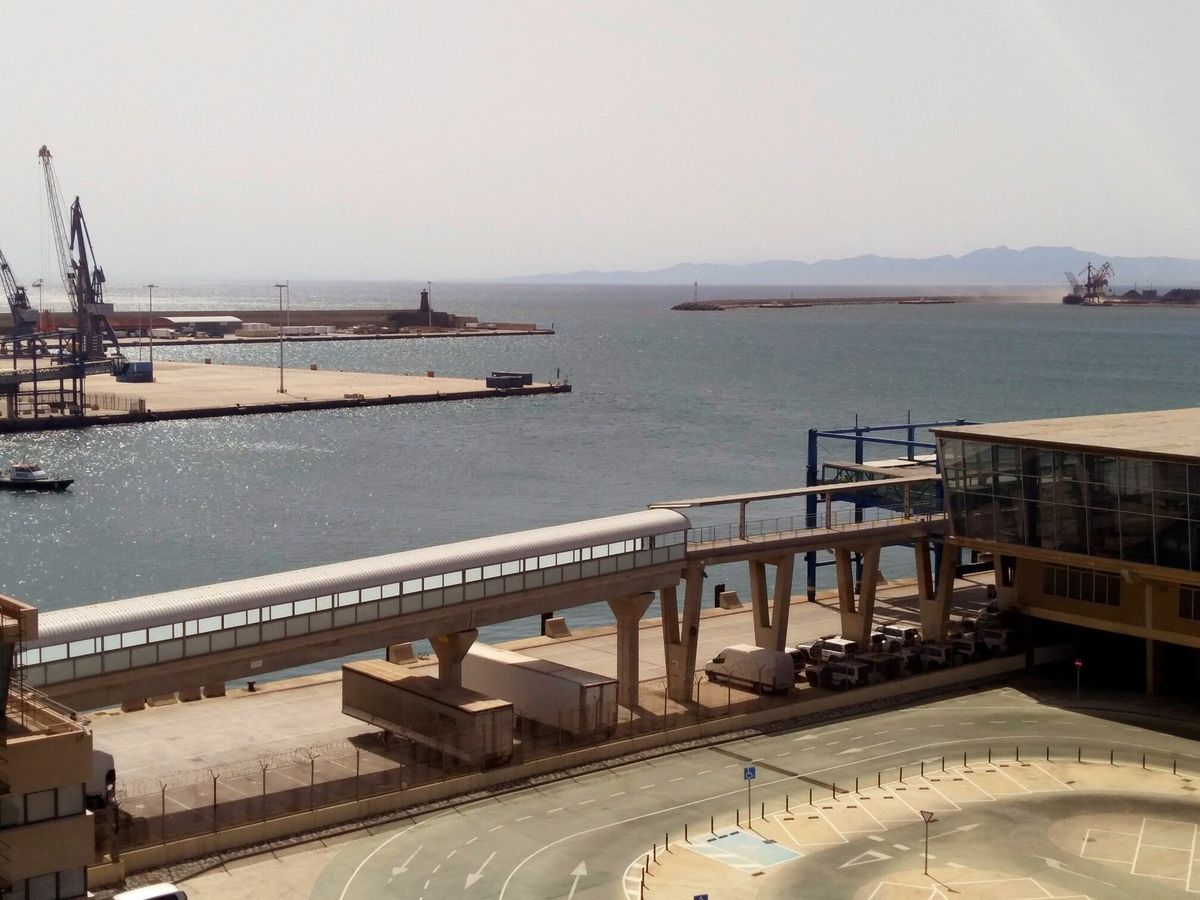 Foto: Vista de la entrada al puerto de Melilla. (EFE/Manuel Rus)