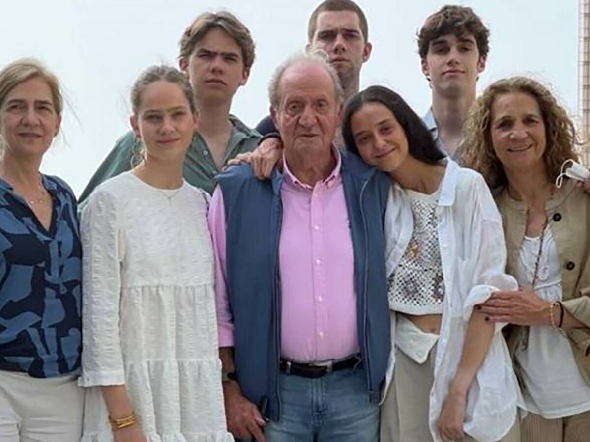 Foto: El rey Juan Carlos recibió la visita de sus dos hijas y parte de sus nietos esta Semana Santa. (Europa Press)