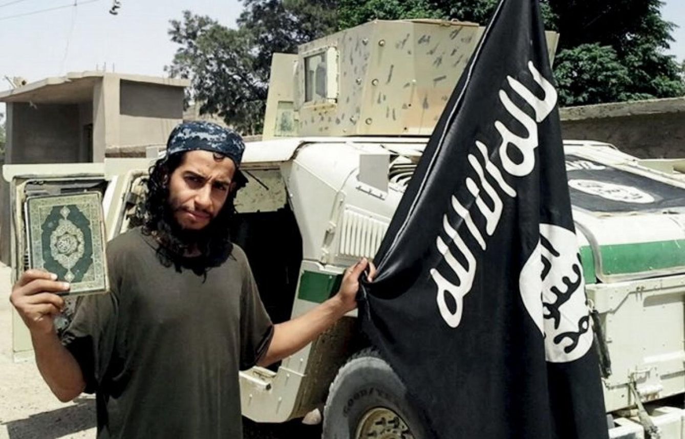 Supuesta imagen de Abdelhamid Abaaoud publicada en la revista oficial del ISIS. (Reuters)