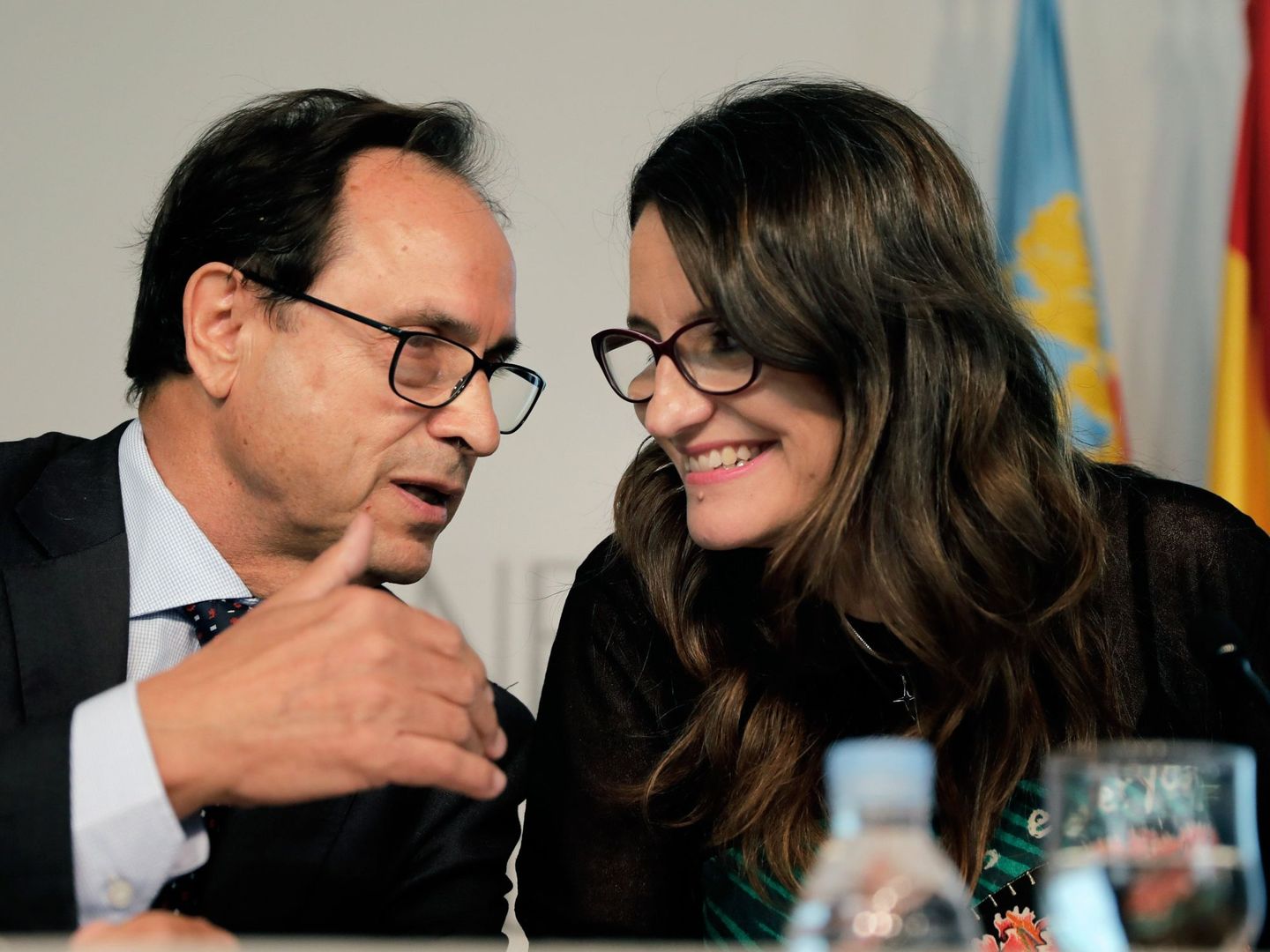 El 'conseller' de Hacienda, Vicent Soler, con la vicepresidenta valenciana, Mónica Oltra. (EFE)