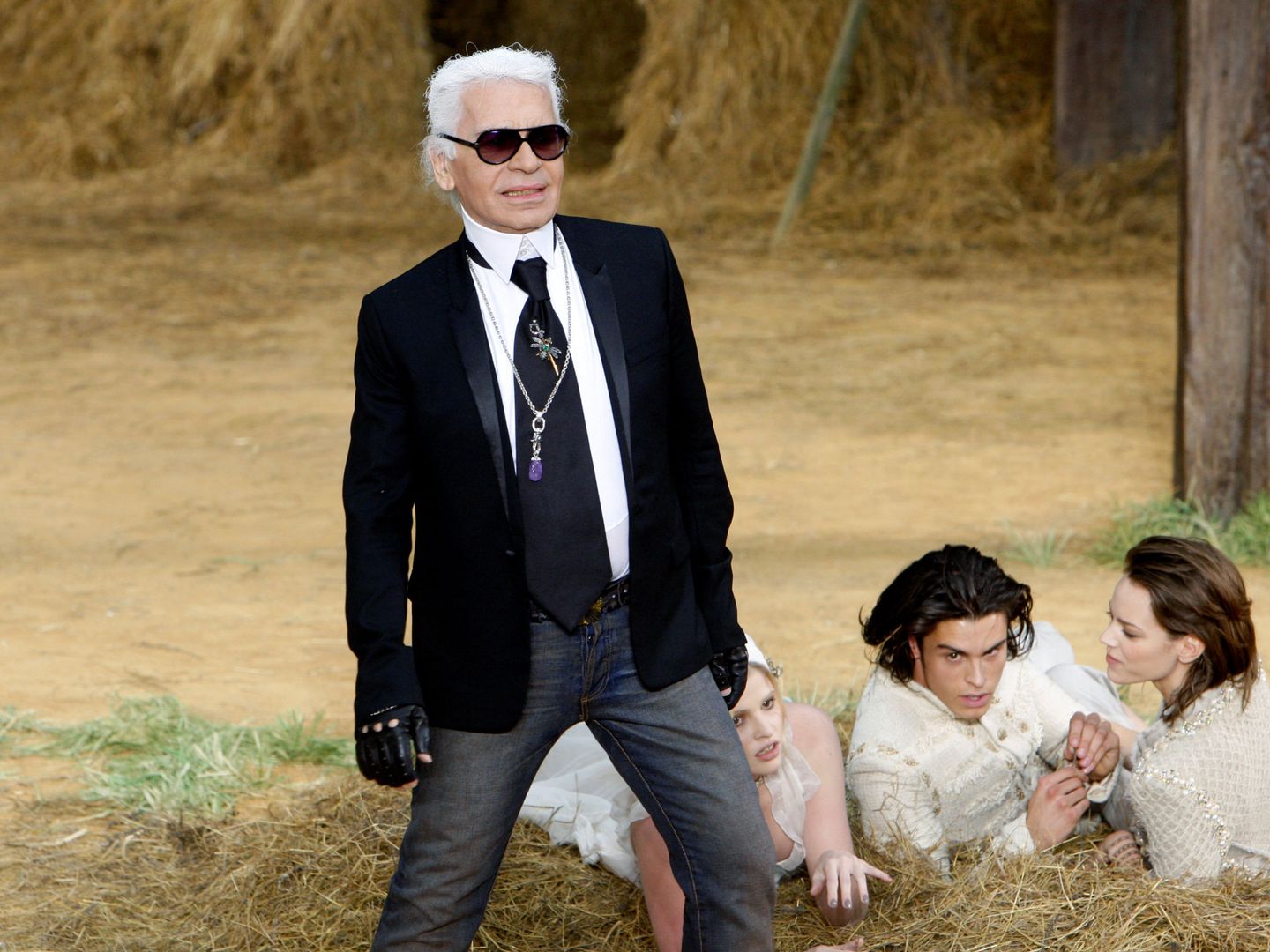 Karl Lagerfeld, con su inseparable camisa blanca. (Reuters)
