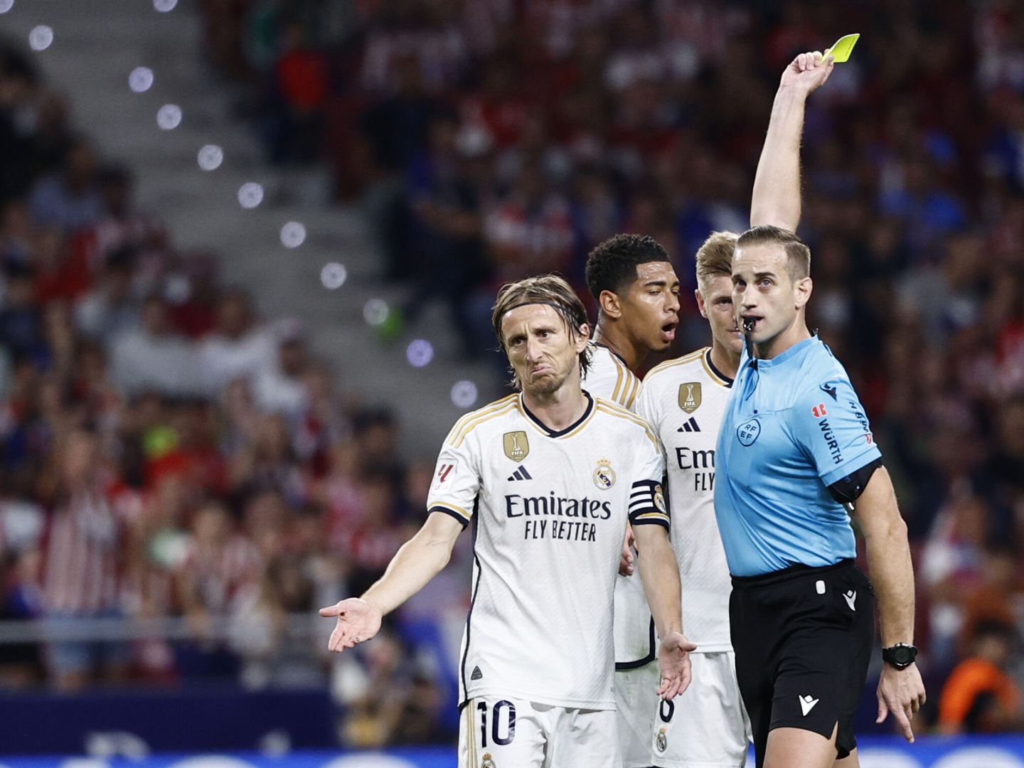 El árbitro Alberola Rojas saca tarjeta amarilla a Modric. (EFE/Rodrigo Jimenez) 