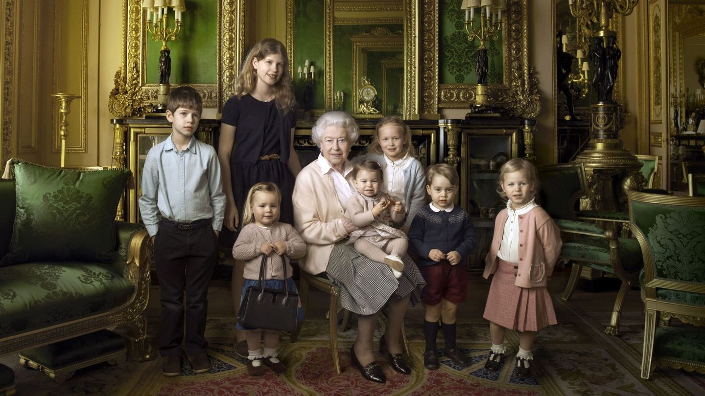 Posado oficial de la reina Isabel II rodeada de sus nietos y bisnietos. (EFE/Annie Leibovitz)
