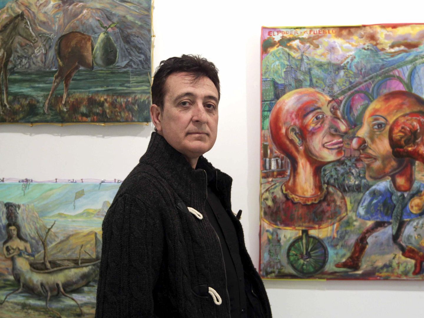 Manolo García con varias de sus obras. (EFE)