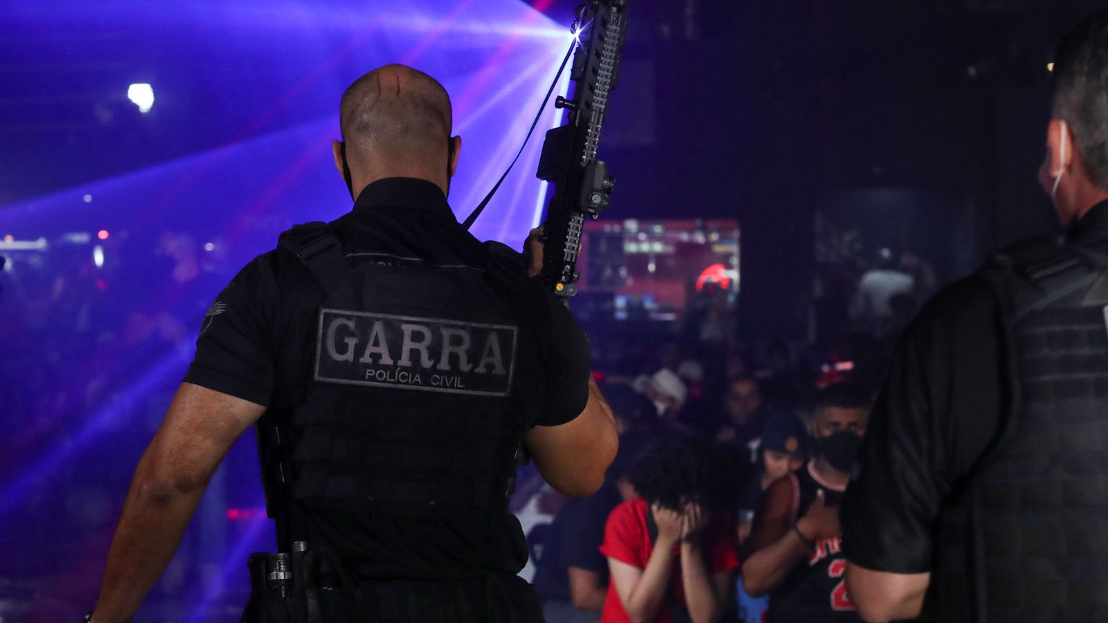 La policía brasileña interviene en una fiesta ilegal en Sao Paulo. (Reuters)