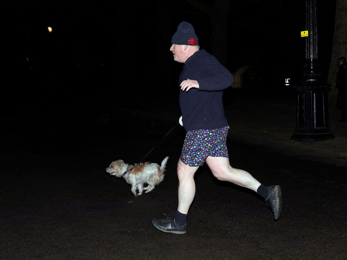 Foto: Boris Johnson corriendo por St. Jame's Park en Londres en medio de la crisis del 'partygate'. (Reuters/Hannah McKay)
