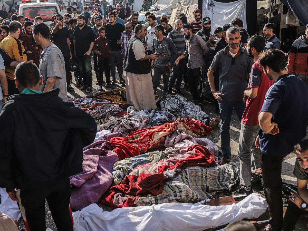 Foto: Víctimas de los ataques, en las inmediaciones del hospital Al Shifa. (Europa Press/Mohammad Abu Elsebah)
