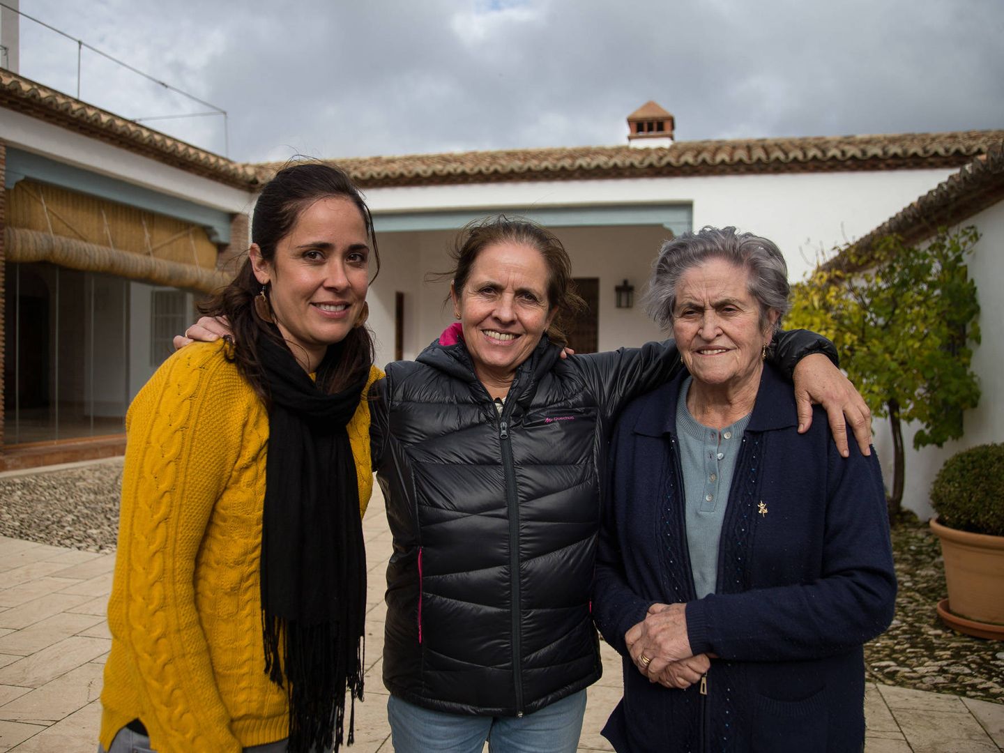 Pepa Rosado, Paqui Gutiérrez y Sara Oñate, tres generaciones de mujeres de una misma familia. (Fernando Ruso)