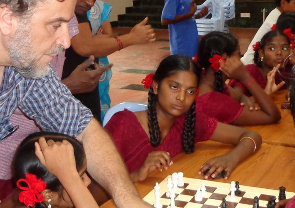 Foto: Álvaro Van den Brule enseñando ajedrez en la India. (Ajedrez Sin Fronteras)
