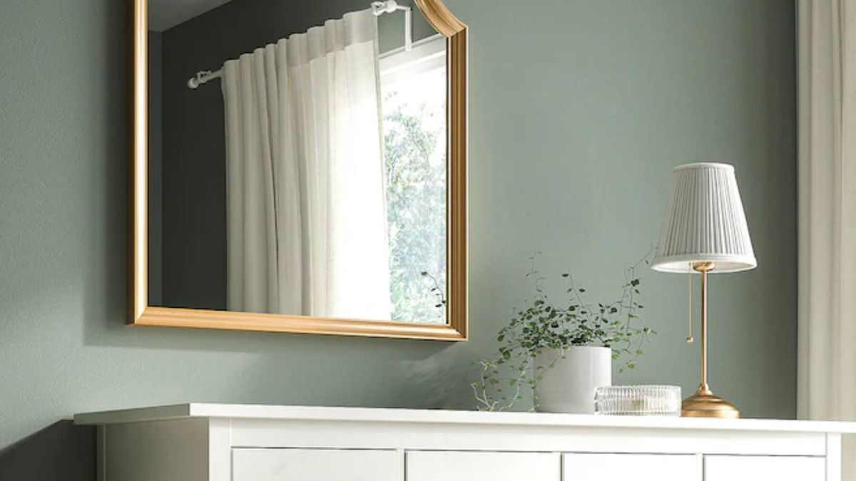 El espejo perfecto para ampliar tu salón (o dormitorio) es esta novedad de Ikea