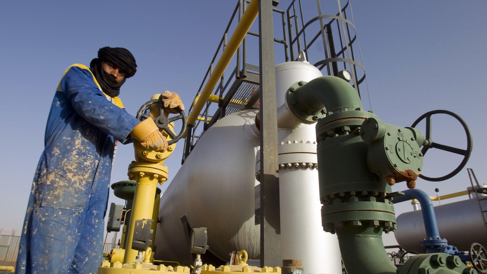 Foto: Un trabajador ajusta una tubería en el yacimiento de gas de Zarzaitine, en In Amenas, a 1.600 kilómetros al sureste de Argel (Reuters).