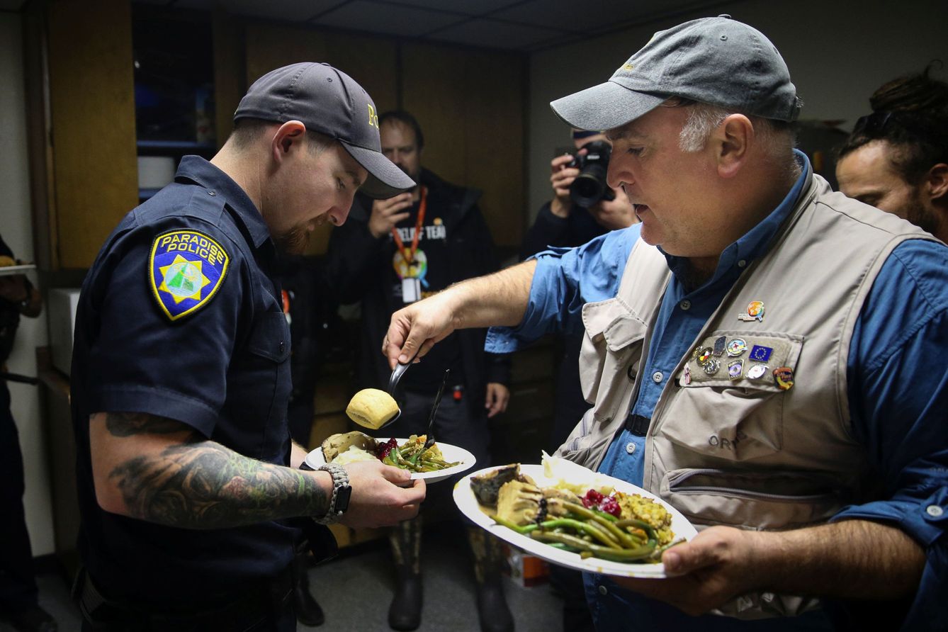 El chef José Andrés, sirviendo comida a un policía. (Reuters)
