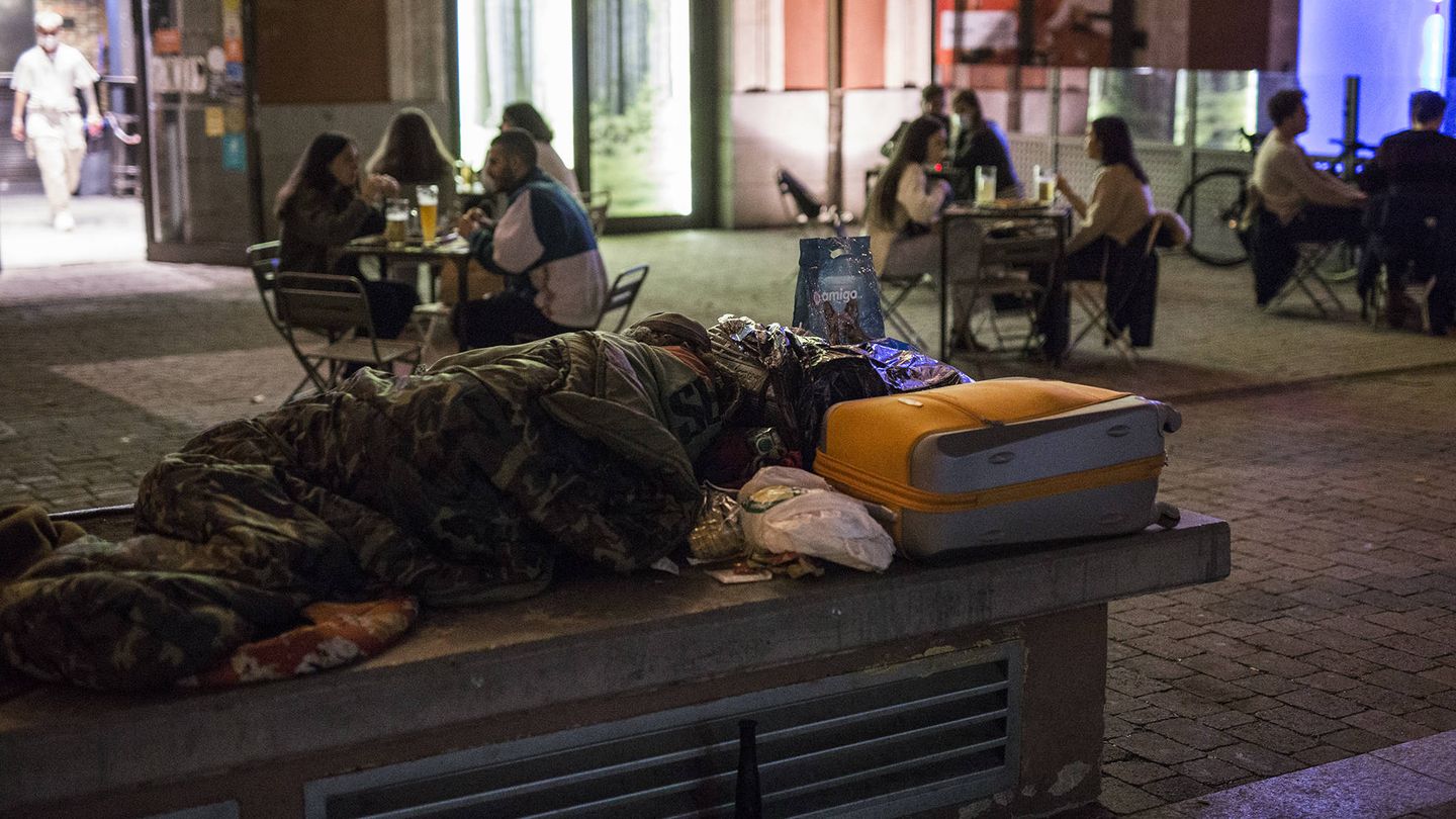Un hombre duerme en el exterior de la estación de Príncipe Pío, en Madrid. (A. M. V.)