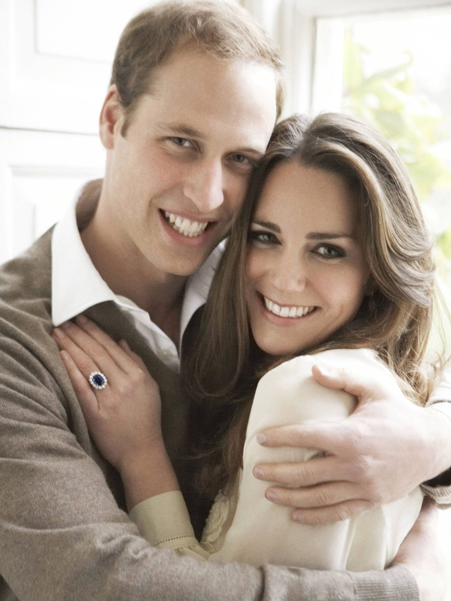 Las fotos oficiales del compromiso de Kate Middleton y el príncipe Guillermo,  realizadas por Mario Testino. (EFE)