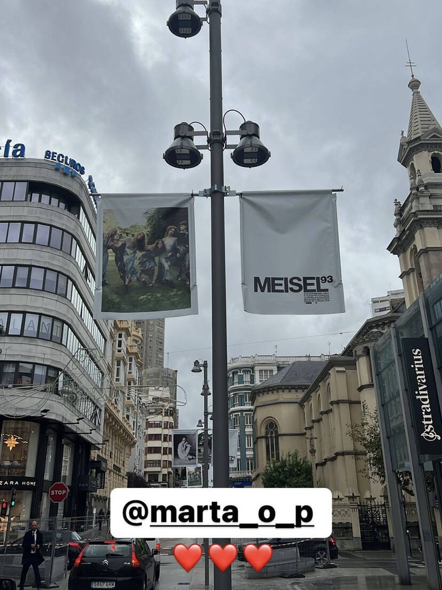 Naomi Campbell fotografía el cartel de la muestra en las calles coruñesas. (Instagram/@naomi)