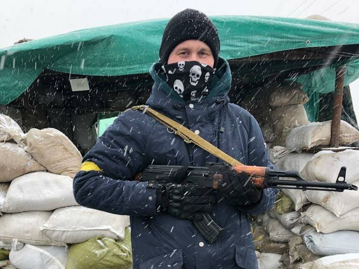 Foto: El editor ucraniano Anton Martynov, en  su puesto de vigilancia en la tercera línea de defensa de Kiev.