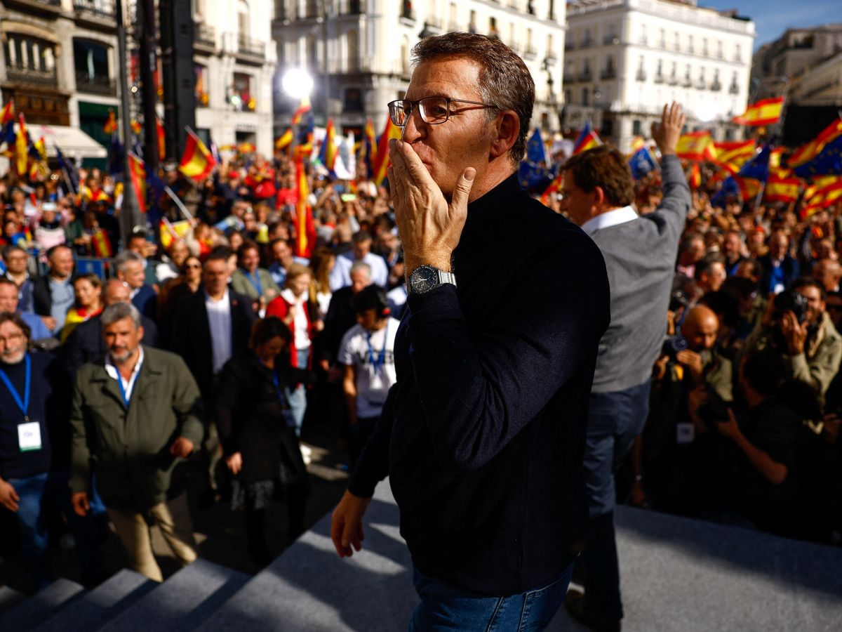 Foto: El líder del PP, Alberto Núñez Feijóo, durante una protesta contra la amnistía en la Puerta del Sol. (Reuters/Susana Vera)