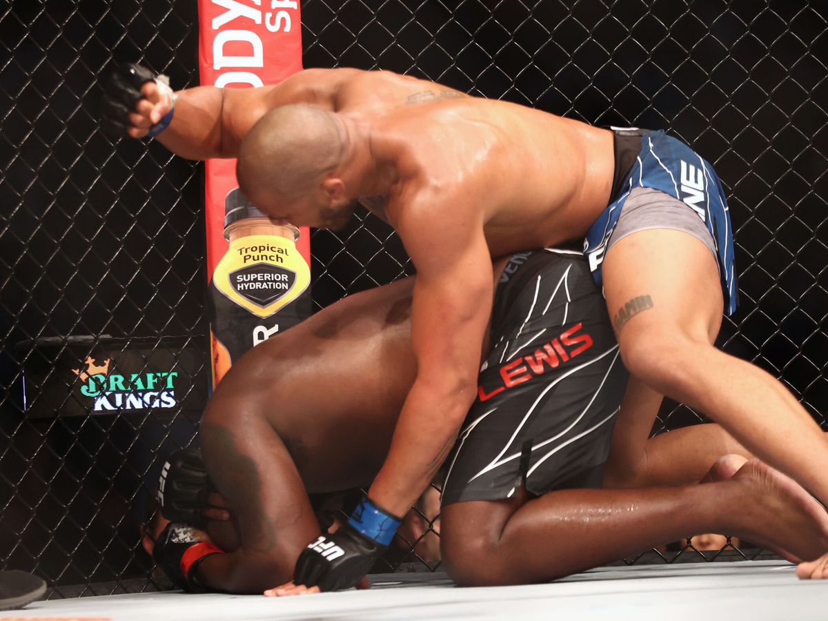 Foto: Ciryl Gane contra Derrick Lewis en UFC 265 (USA TODAY Sports).