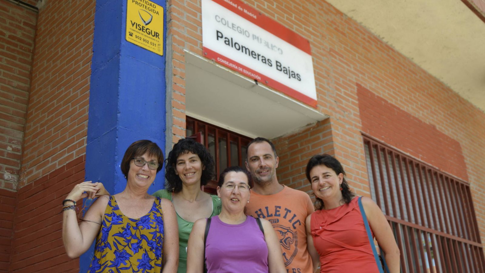 Foto: Profesores y padres del colegio Palomeras Bajas. (Foto: M. Z.)
