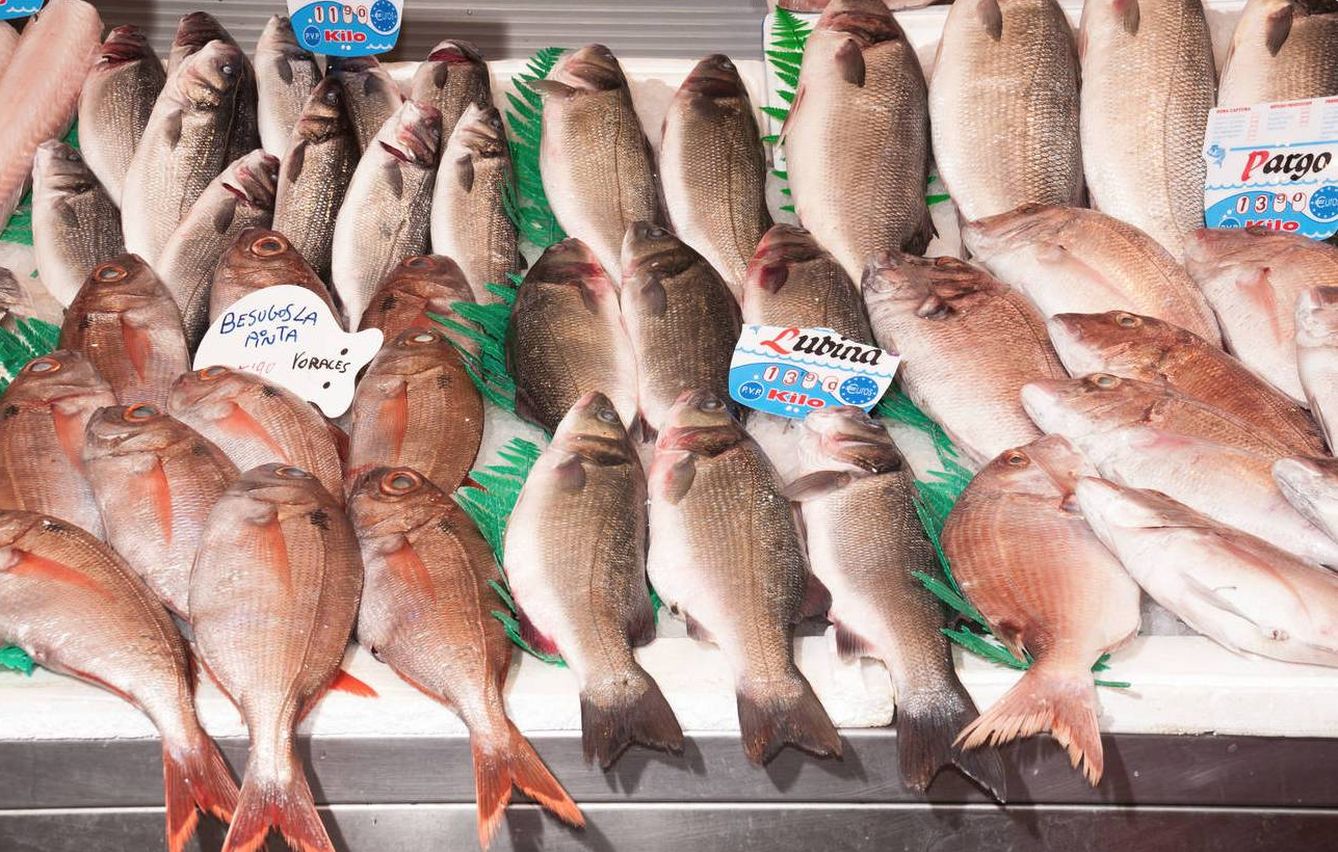 Besugos, lubinas y otros pescados en un mercado de Málaga. (Alamy)