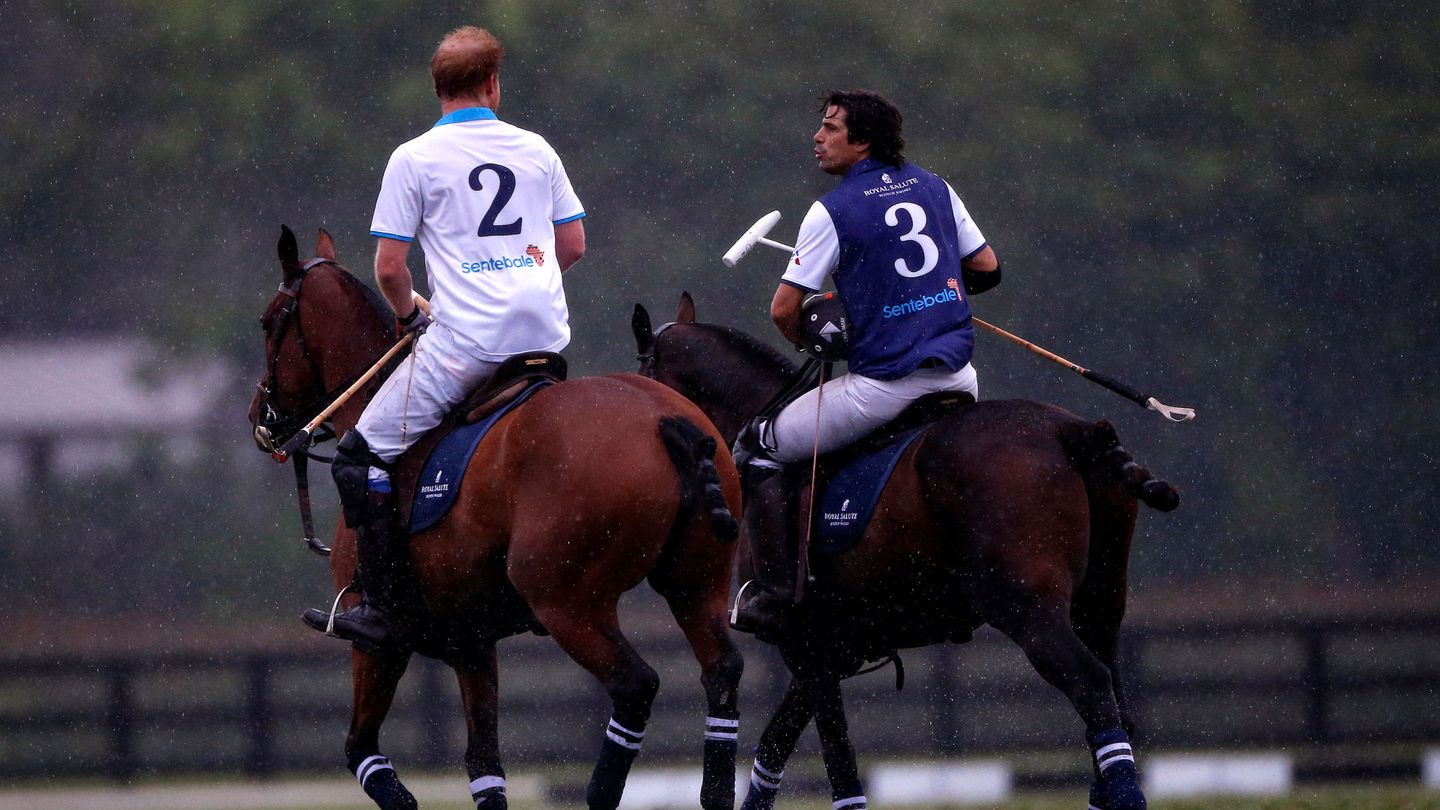 Harry y Nacho Figueras jugando al polo. (Reuters) 