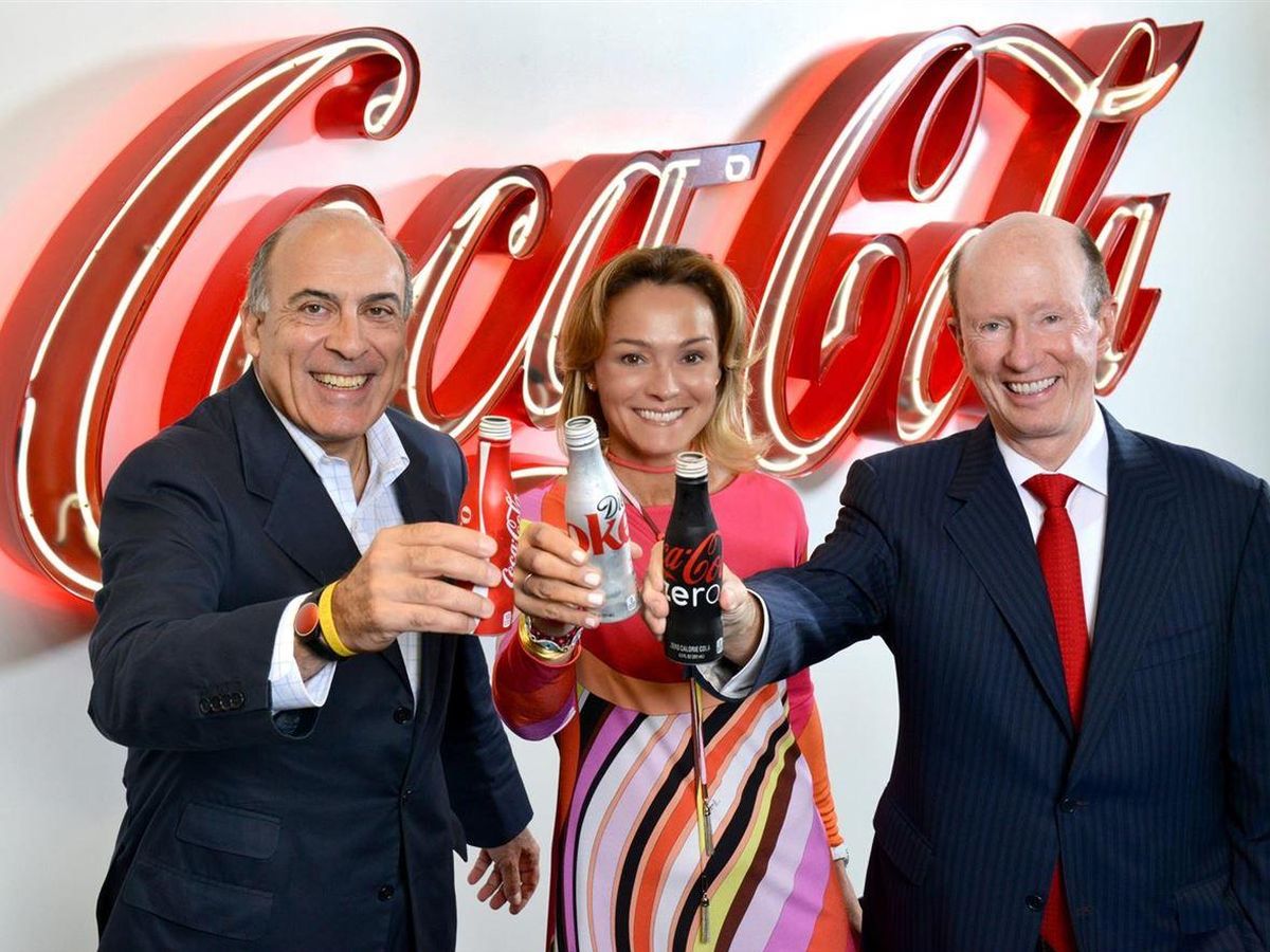 Foto: Sol Daurella, en el centro, junto a dos grandes directivos de Coca-Cola internacional. (Cortesía)