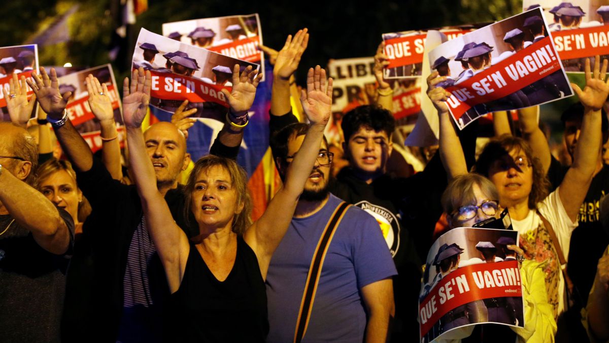 Miles de personas protestan en la calle en Cataluña y claman contra los arrestos