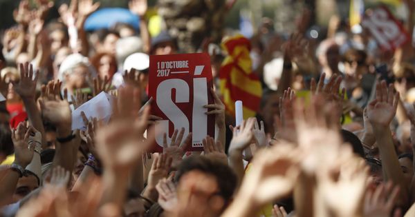 Foto: Centenares de personas, convocadas por ANC y Òmnium, se concentran ante el Tribunal Superior de Justicia de Cataluña. (EFE)