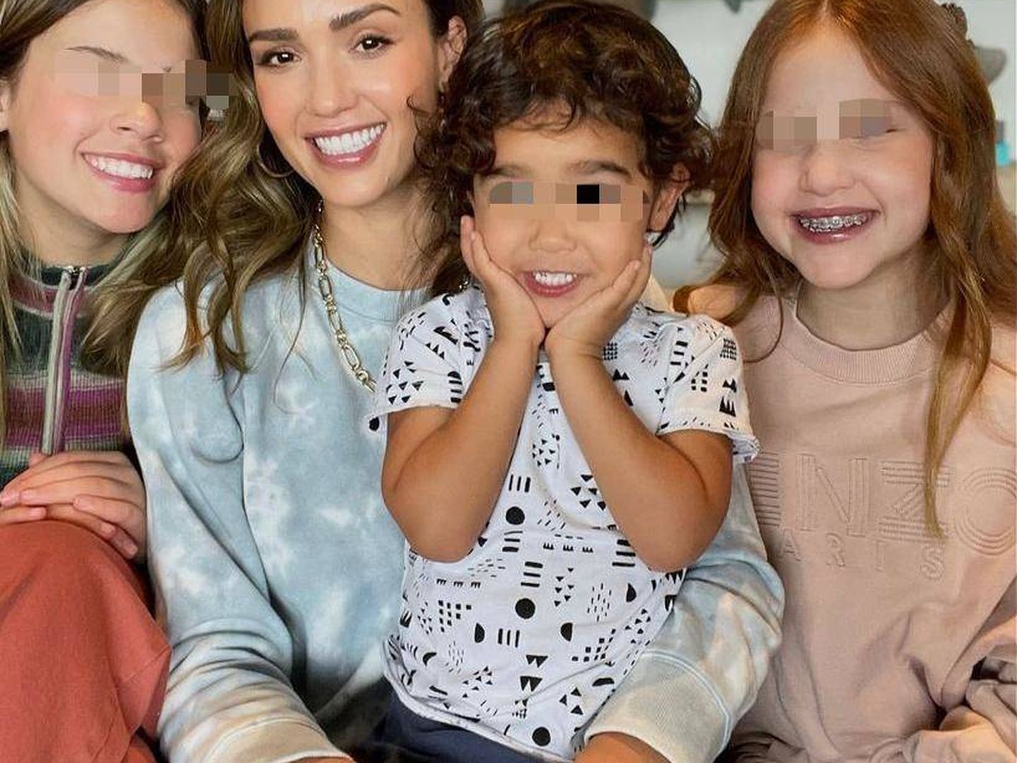   Jessica Alba y sus tres hijos. (Instagram @jessicaalba)