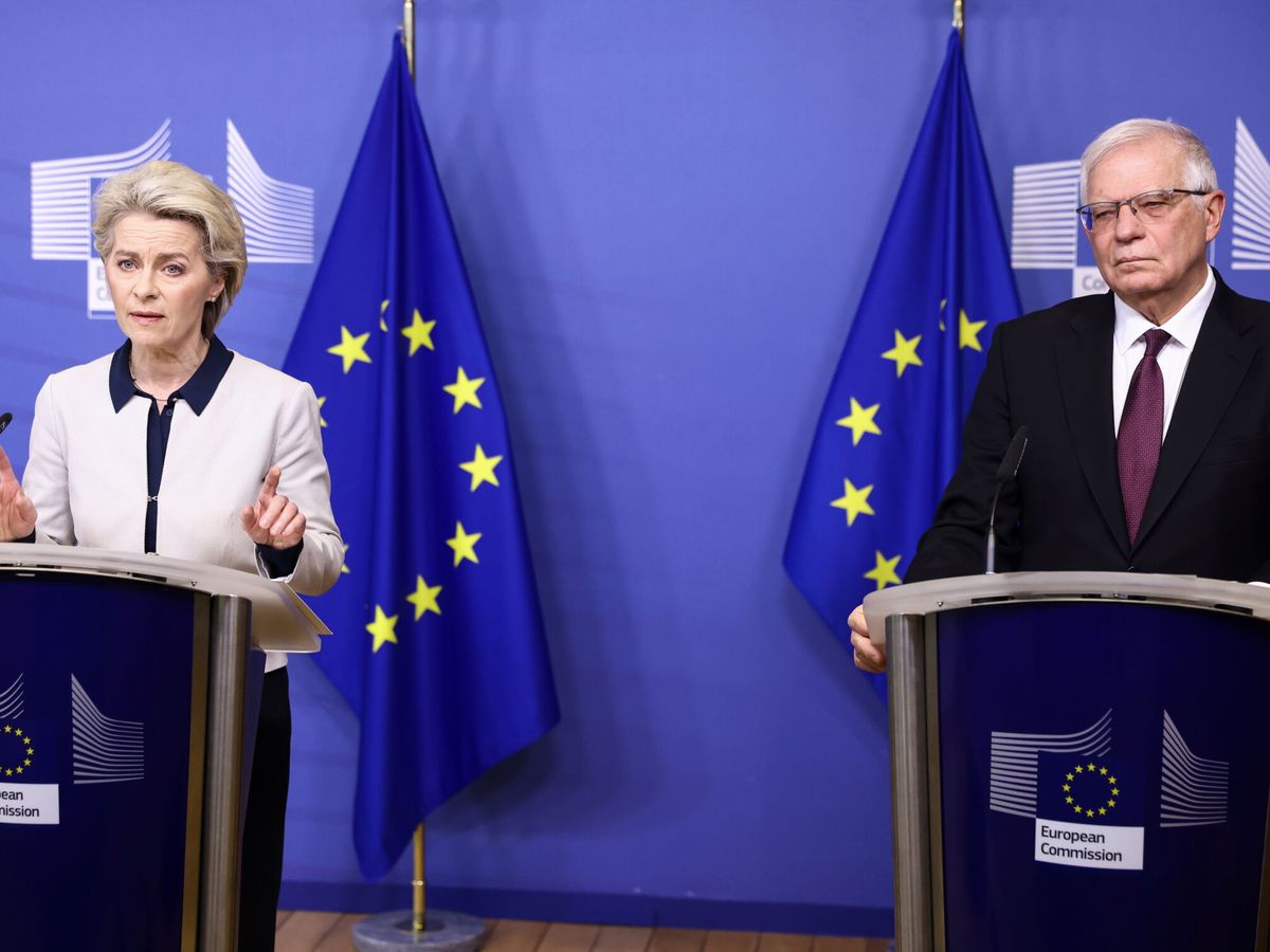 Foto: La presidenta de la Comisión Europea, Ursula von der Leyen, junto al alto representante de la Unión para Asuntos Exteriores y Política de Seguridad, Josep Borrell. (EFE/Kenzo Tribouillard)