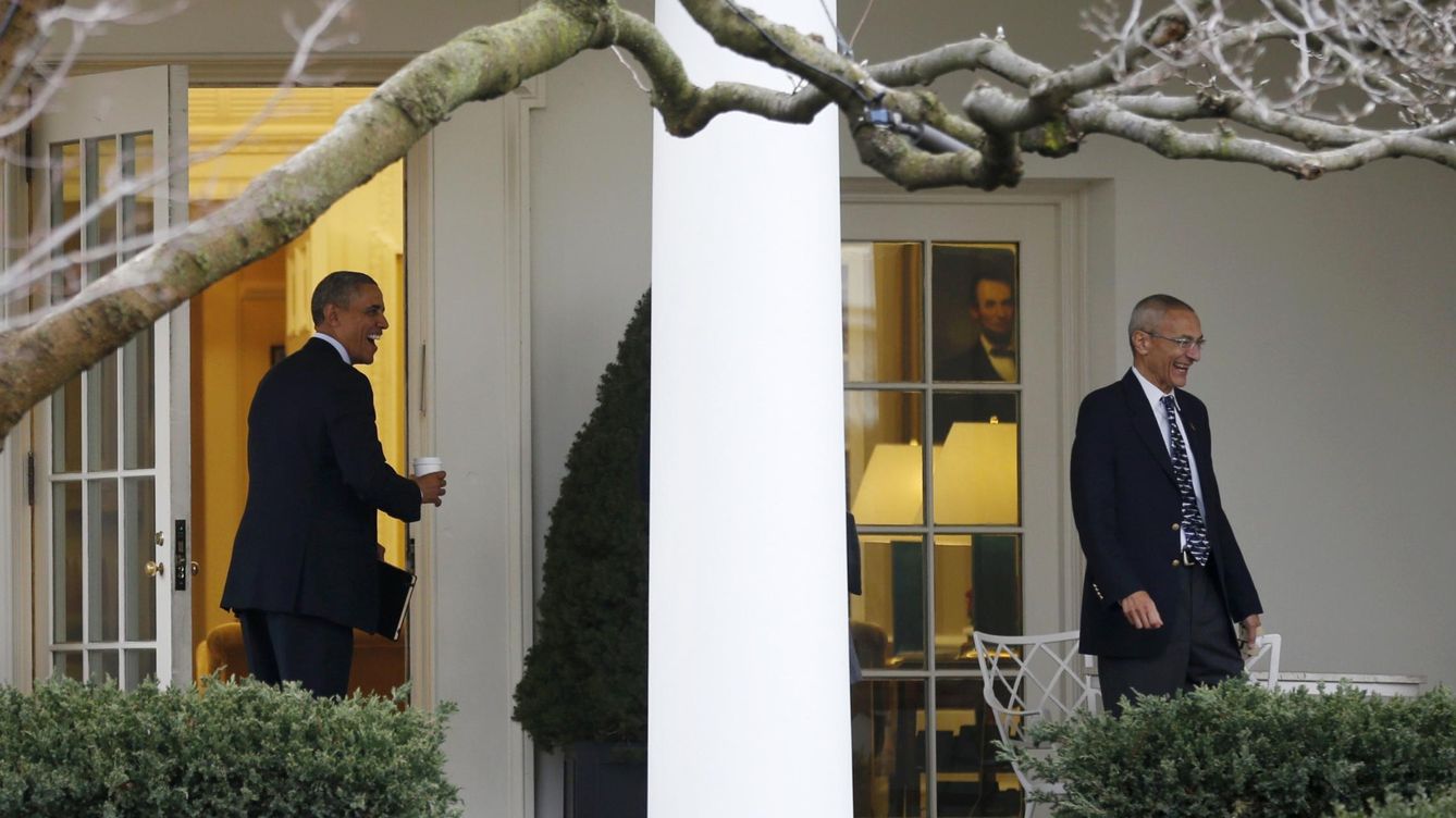 Foto: El presidente Obama, bromeando con Podesta en la Casa Blanca bajo la atenta mirada de Abraham Lincoln. (Reuters)