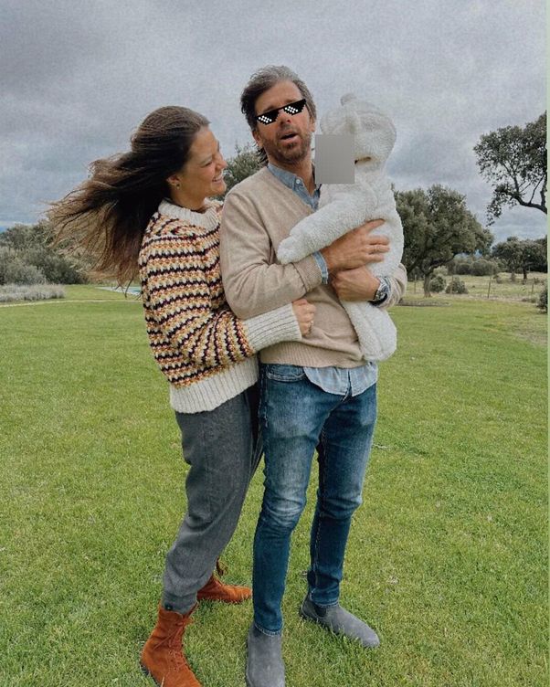 Isabelle Junot y Álvaro Falcó, con su hija. (Instagram)