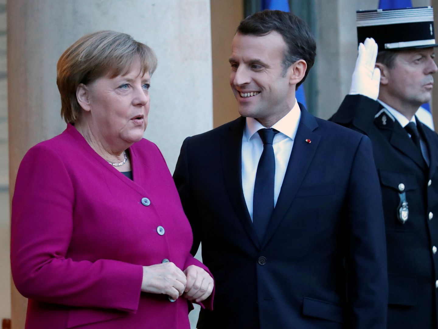 Angela Merkel y Emmanuel Macron durante un encuentro en el Palacio del Elíseo en París, el 19 de enero de 2018. (Reuters)